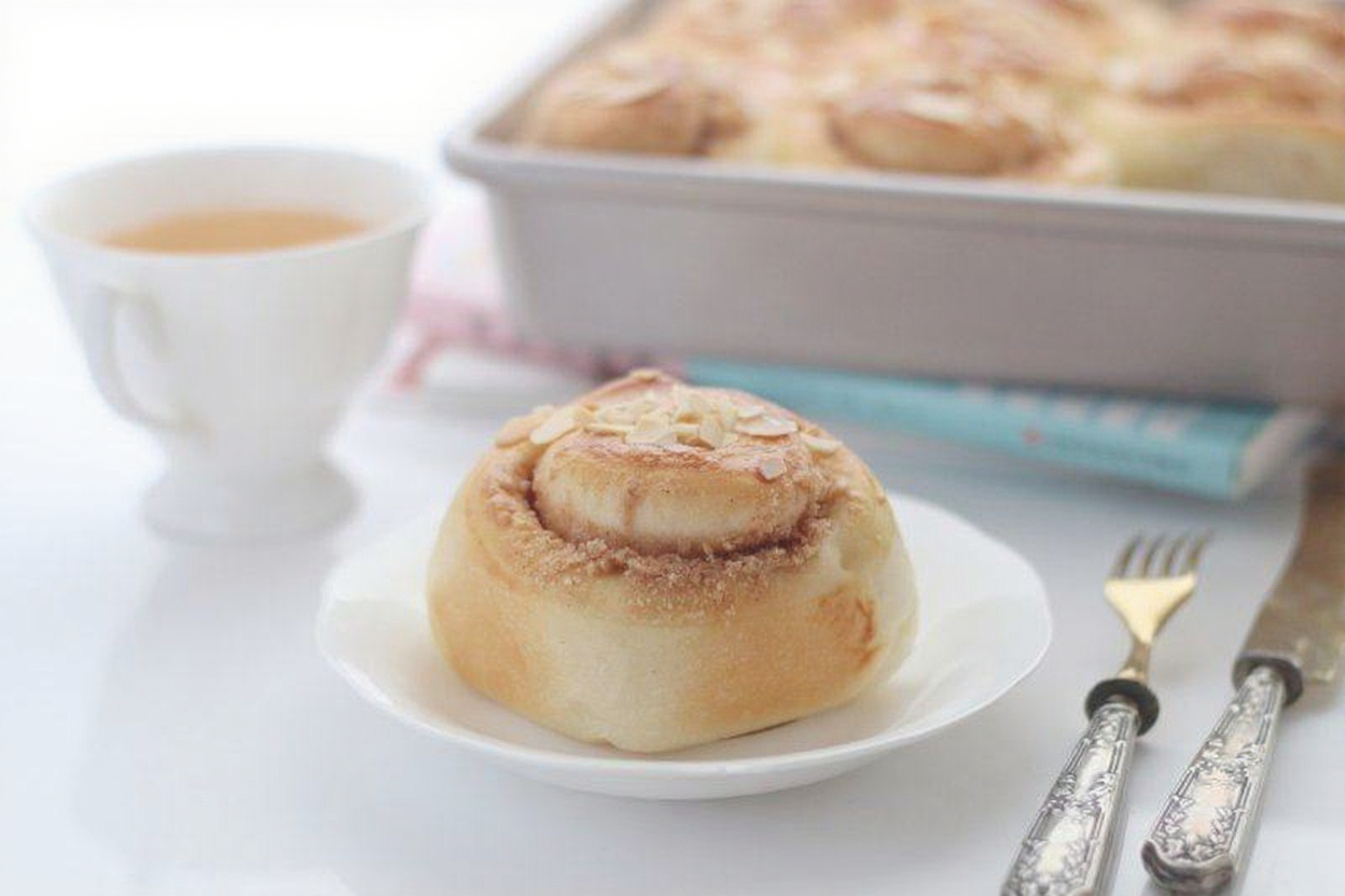 almond cinnamon rolls