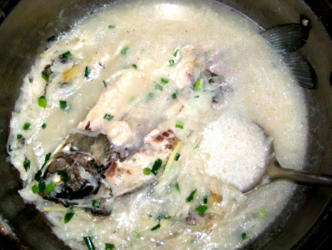 White radish and crucian carp soup(白萝卜鲫鱼汤)