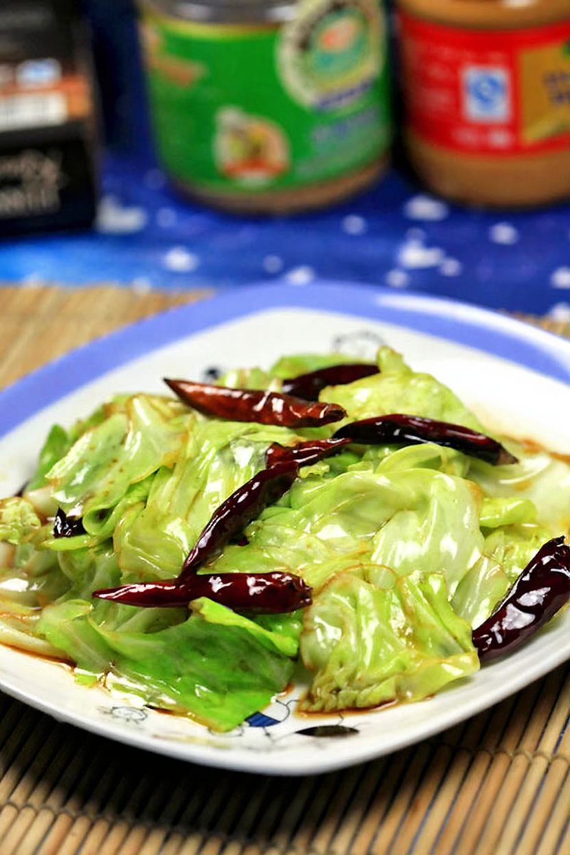 Hand-torn cabbage(手撕包菜)